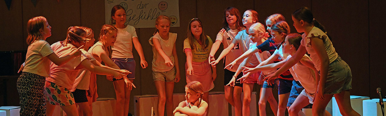 Kinder auf einer Bühne musizieren